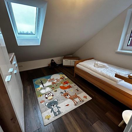 Moderne Ferienwohnung Fuer Familien Im Dachgeschoss Bosau Exterior photo